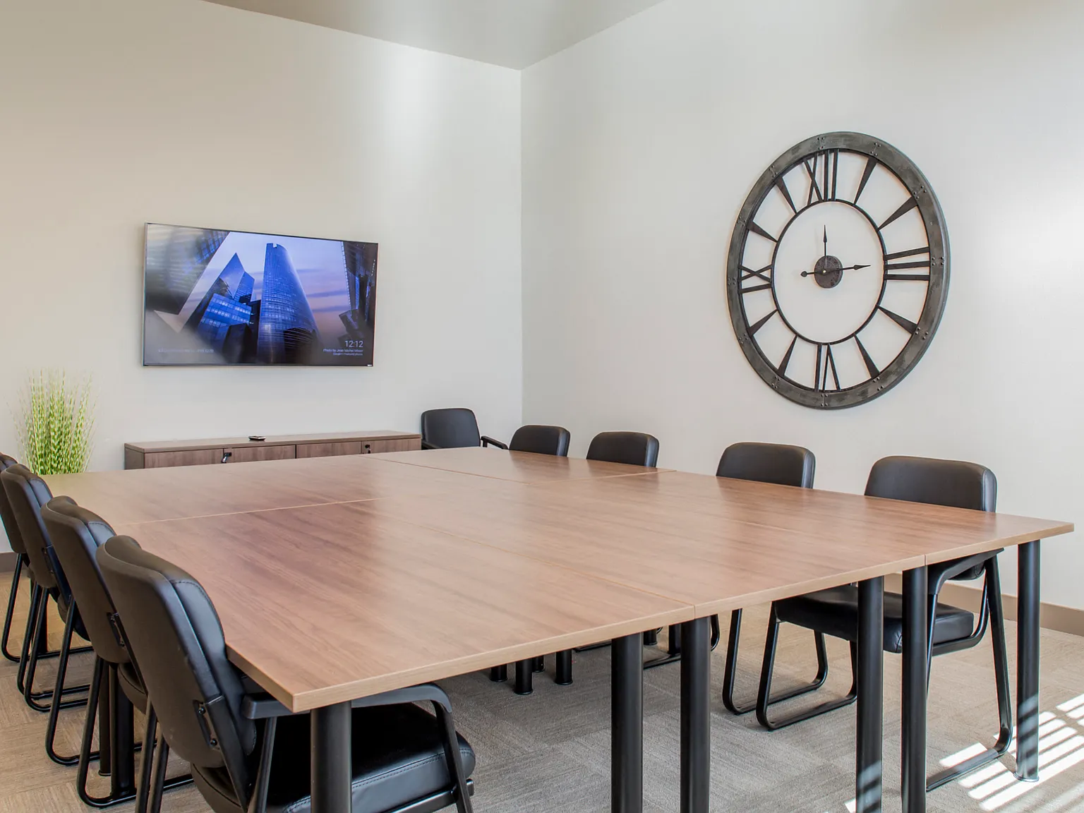Axis Apartments — Photo 4