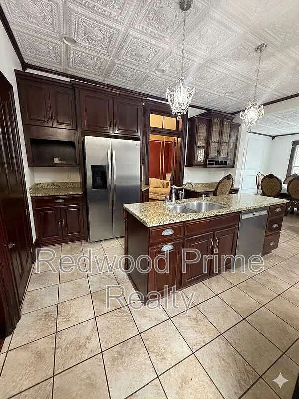 5 bed, 3.0 bath, 2700 sqft, $1,876 — Photo 4