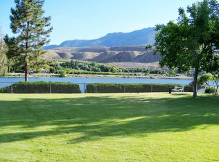 621 Riverside Dr, Pateros, WA 98846