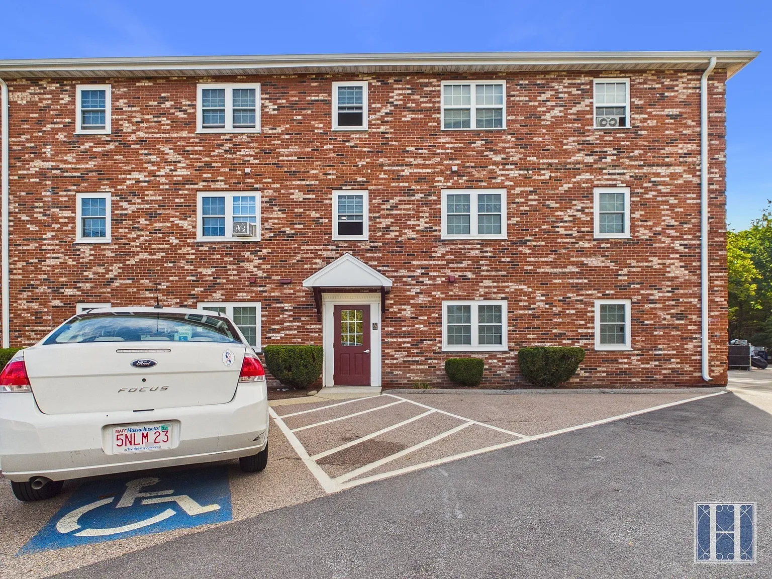1 bed, 1.0 bath, 800 sqft, $2,100 — Photo 2