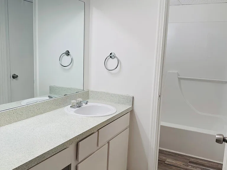 5612 Marina Dr — Photo 7