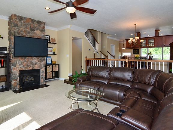 3rd image of 105 Saint Charles Ct