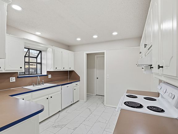 5th image of 713 Lakeside Cir