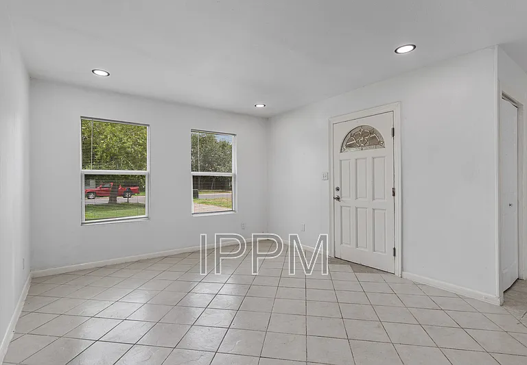717 E Jim Hogg Ave — Photo 4