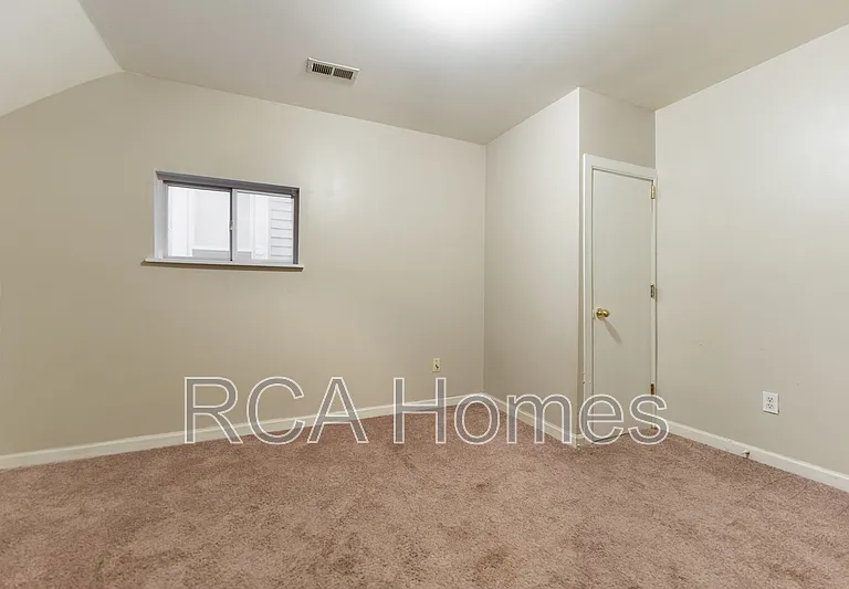 704 Sanders St — Photo 4
