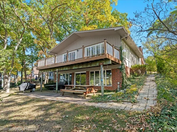 3155 Ridge Rd, White Lake, MI 48383