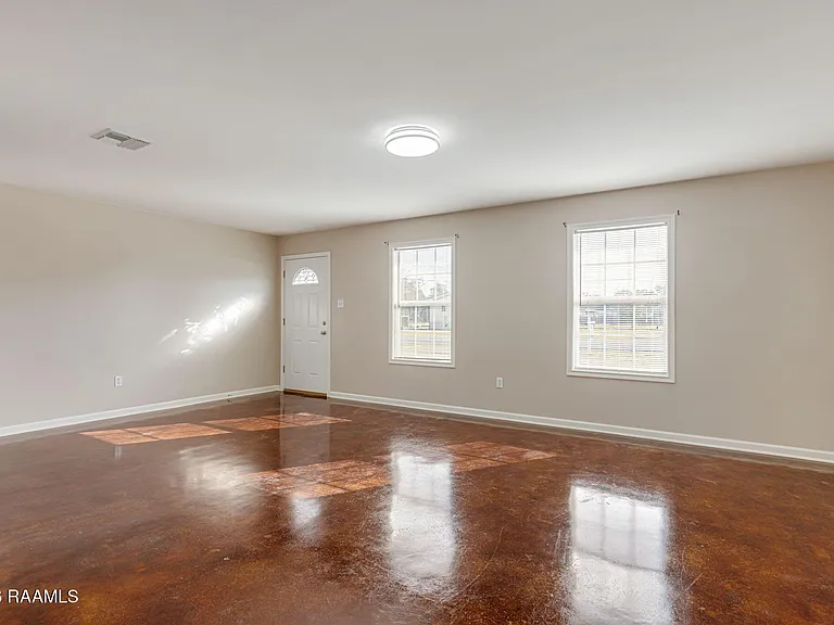 1026 Carmen Dr — Photo 6