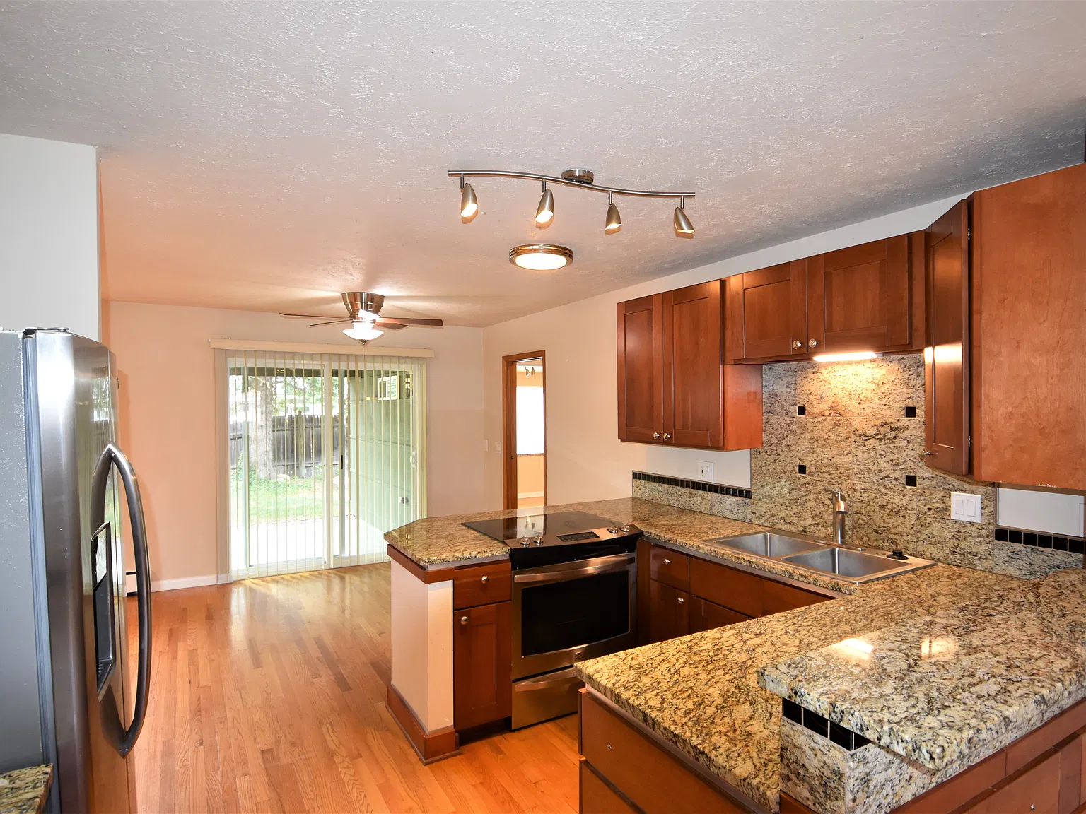 3 bed, 10 sqft, $4,050 — Photo 2