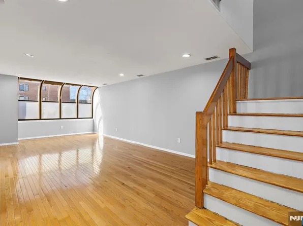 319 Gorge Rd APT 6, Cliffside Park, NJ 07010