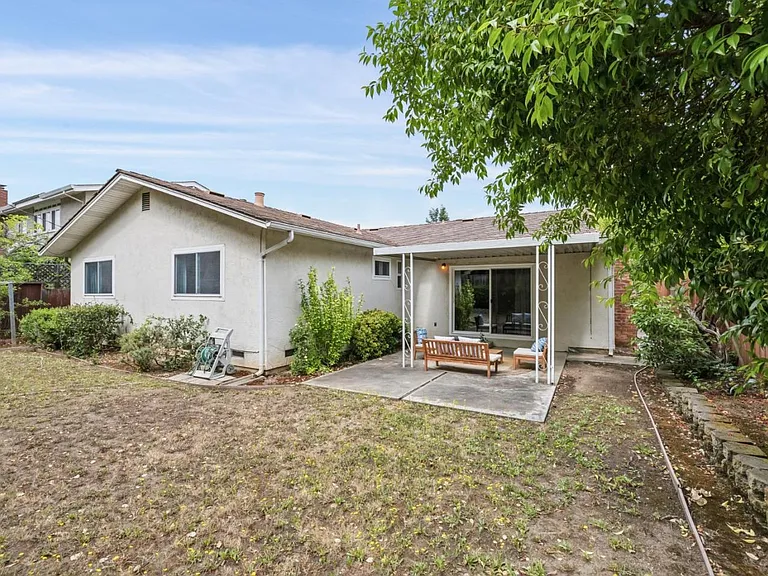 1563 Heron Ave — Photo 17