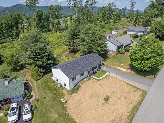 2nd image of 20 Cove Hills Ln