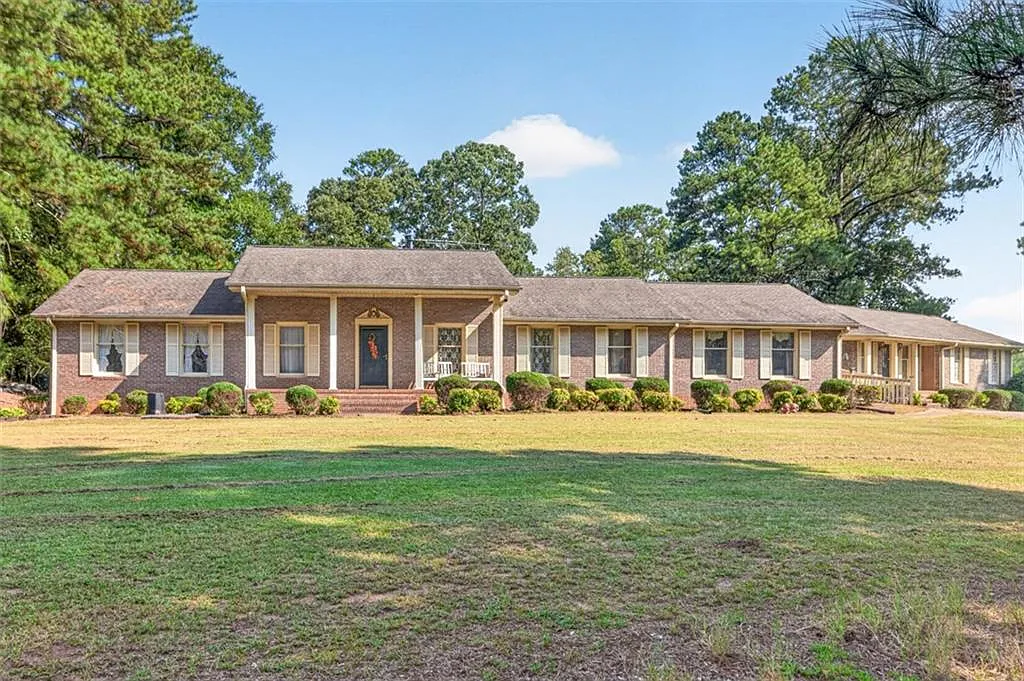 4 bed, 3.5 bath, 6090 sqft, $3,200 — Photo 1