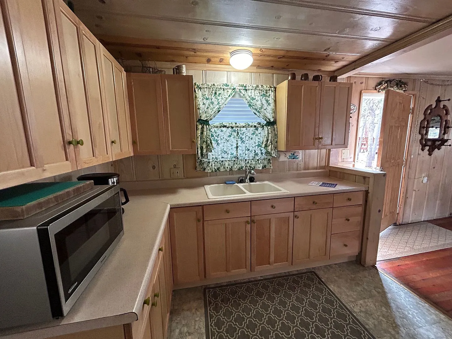 Great Neighborhood Near the Lake and Stateline Area - Long Term Rental — Photo 4