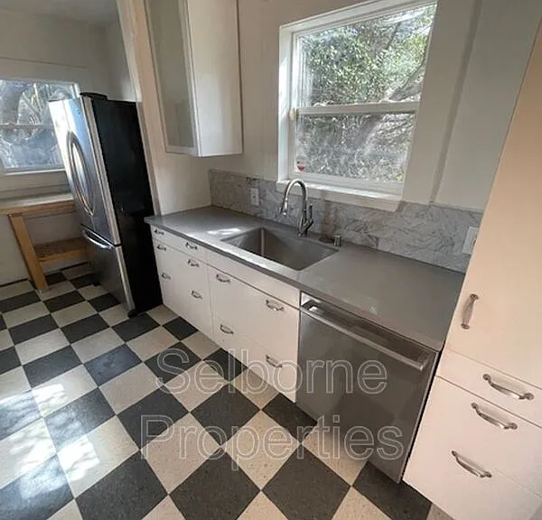 1424 E 20th St — Photo 3