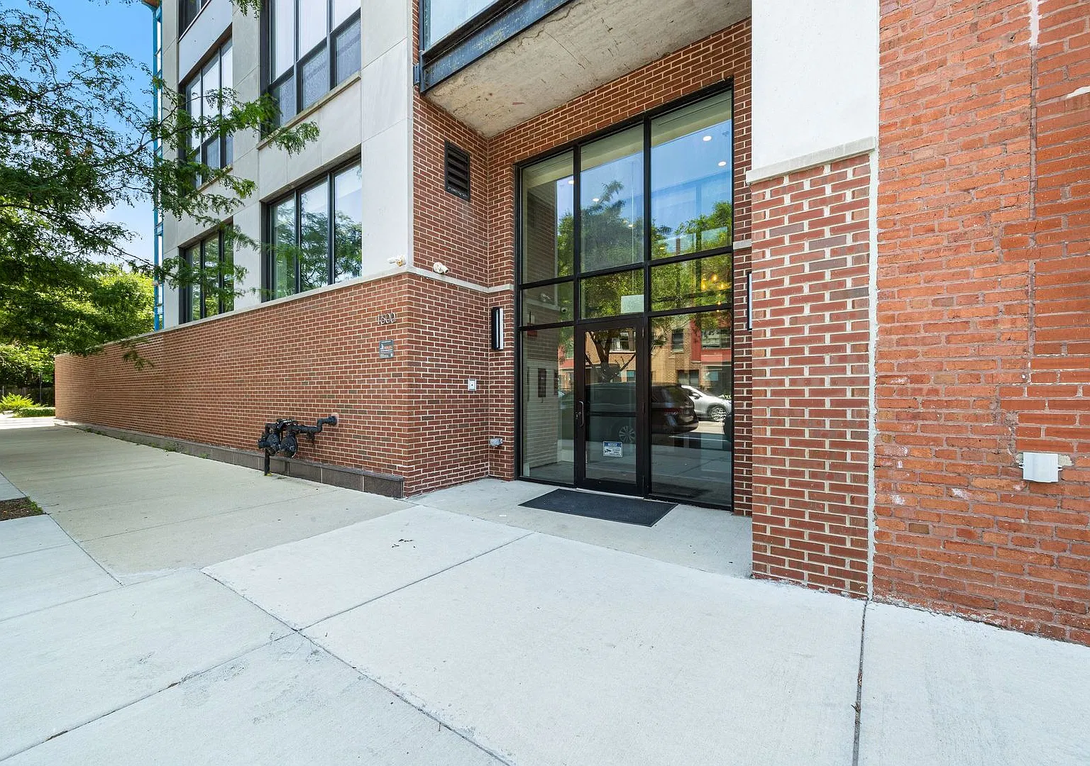 2 bed, 1300 sqft, $3,200 — Photo 2