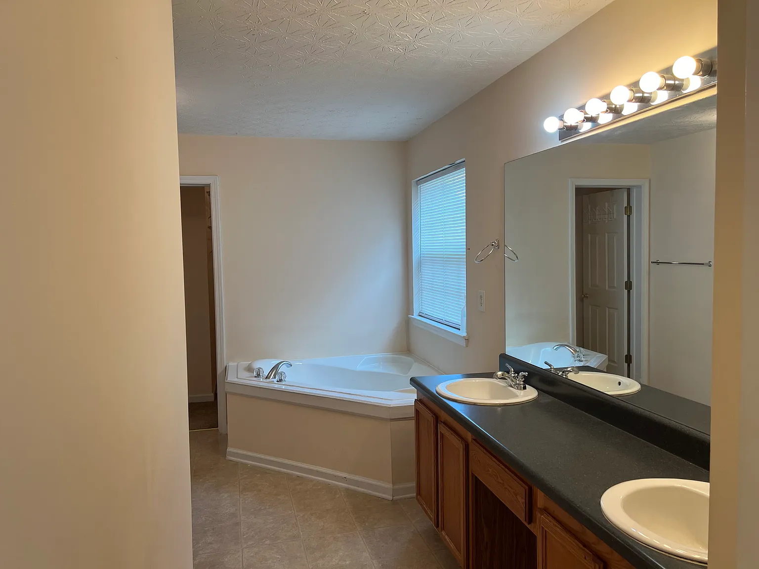 3 bed, 2008 sqft, $2,095 — Photo 3