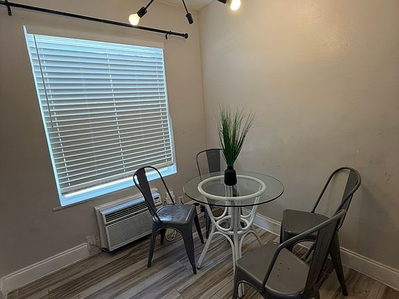 4th image of 515 NE 17th Ave APT 4