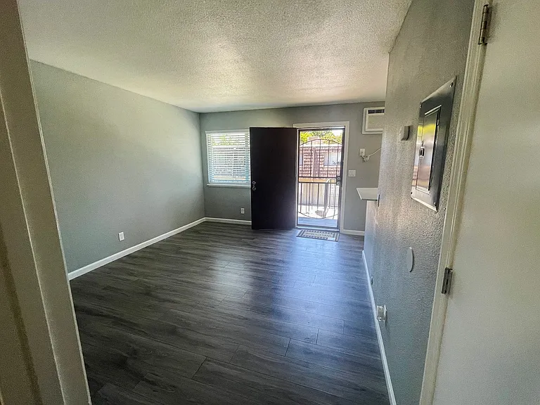 940 N San Joaquin Street — Photo 9