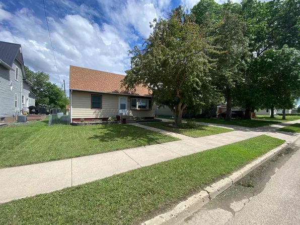 216 18th St NW, Minot, ND 58703