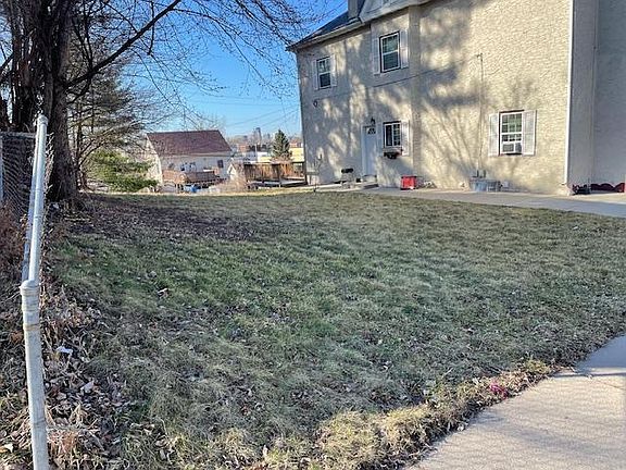 3rd image of 678 Lawson Ave E