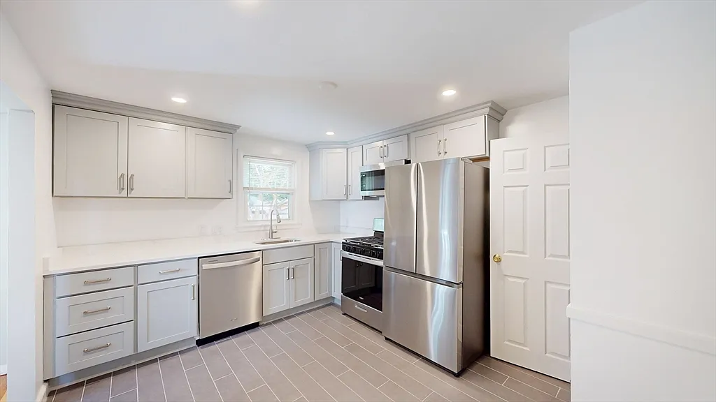 3 bed, 1100 sqft, $3,300 — Photo 2