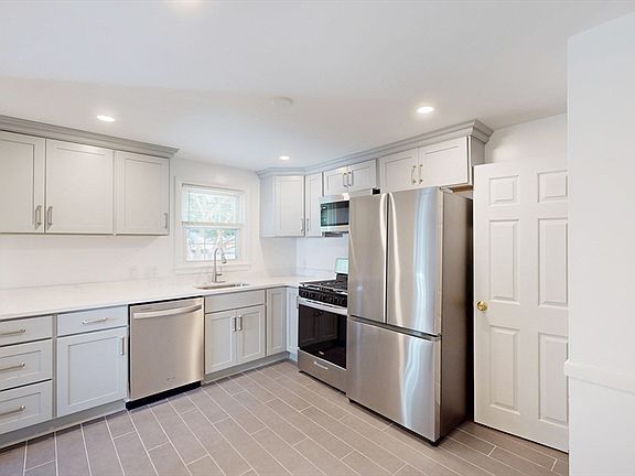 2nd image of 36 Nash St #38