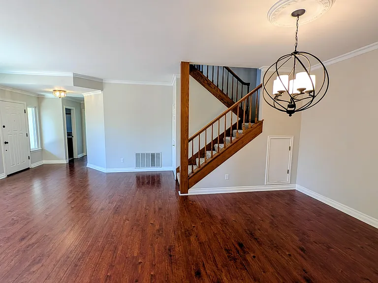 2327 Summerhill Dr — Photo 5