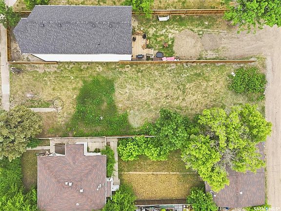 2nd image of 537 H AVENUE S