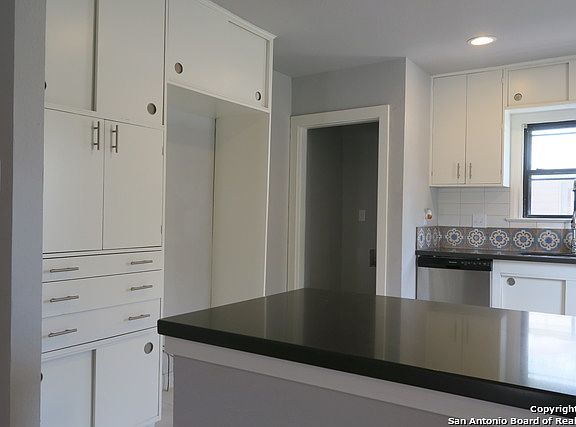 4th image of 418 Haggin St