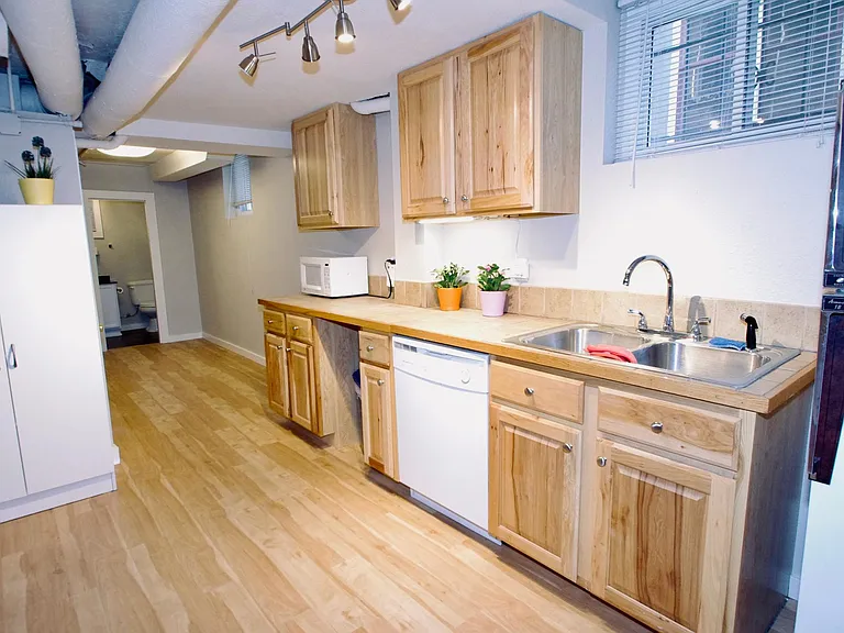524 N Downing St #B — Photo 8