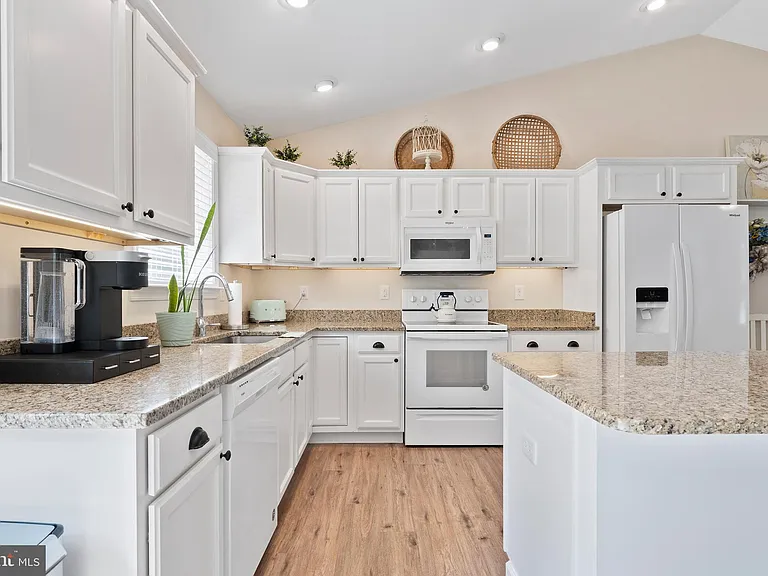 305 Cedar Ln — Photo 14