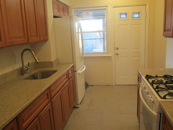 4th image of 1005 E 215th St