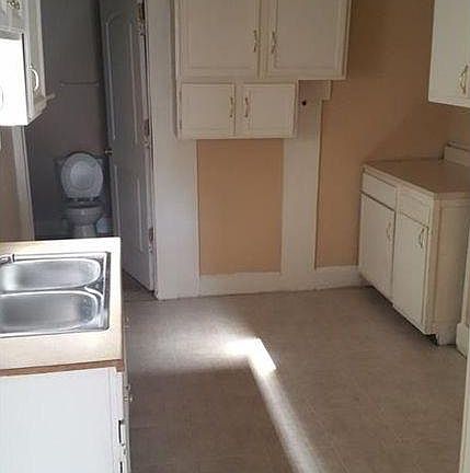 3rd image of 4930 E New York St