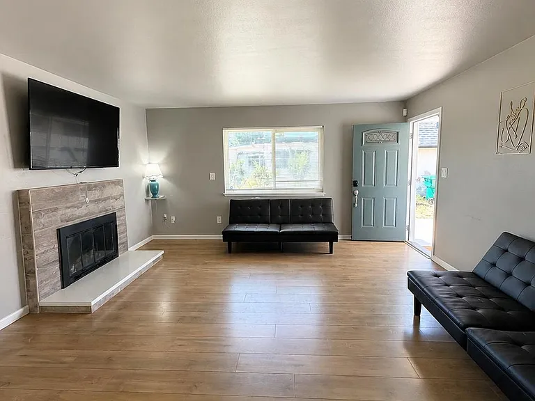 365 Los Reyes Dr — Photo 2