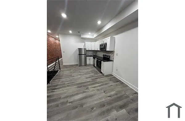 Building Photo - 5218 W Thompson St #B