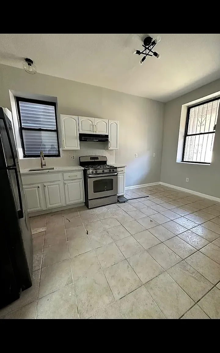 3 bed, $1,800 — Photo 1