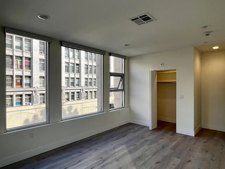 314 W 6th St #305 — Photo 23