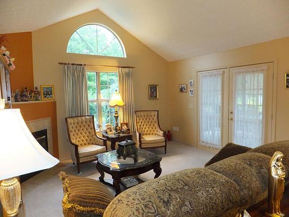 3rd image of 5529 Meadowood Ln