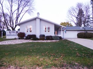 102 Summit Dr, Waverly, IA 50677