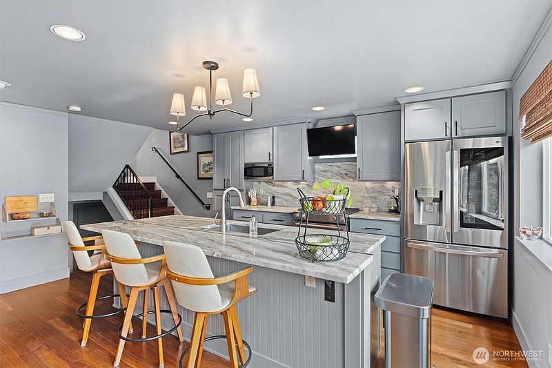 5th image of 3414 33rd Avenue SW
