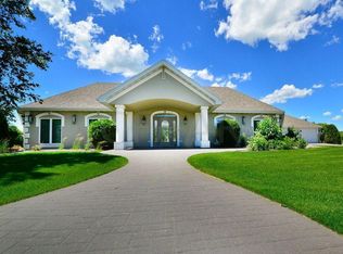 5802 Pinehurst Ct, Grand Forks, ND 58201