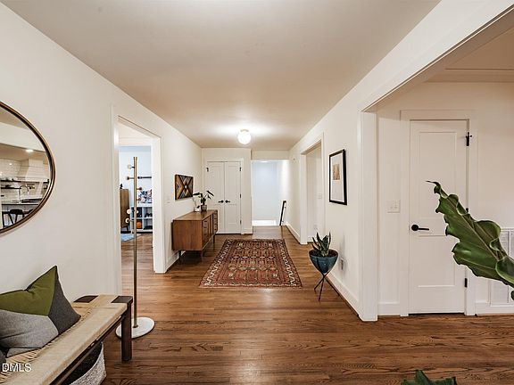 4th image of 828 Woodburn Rd