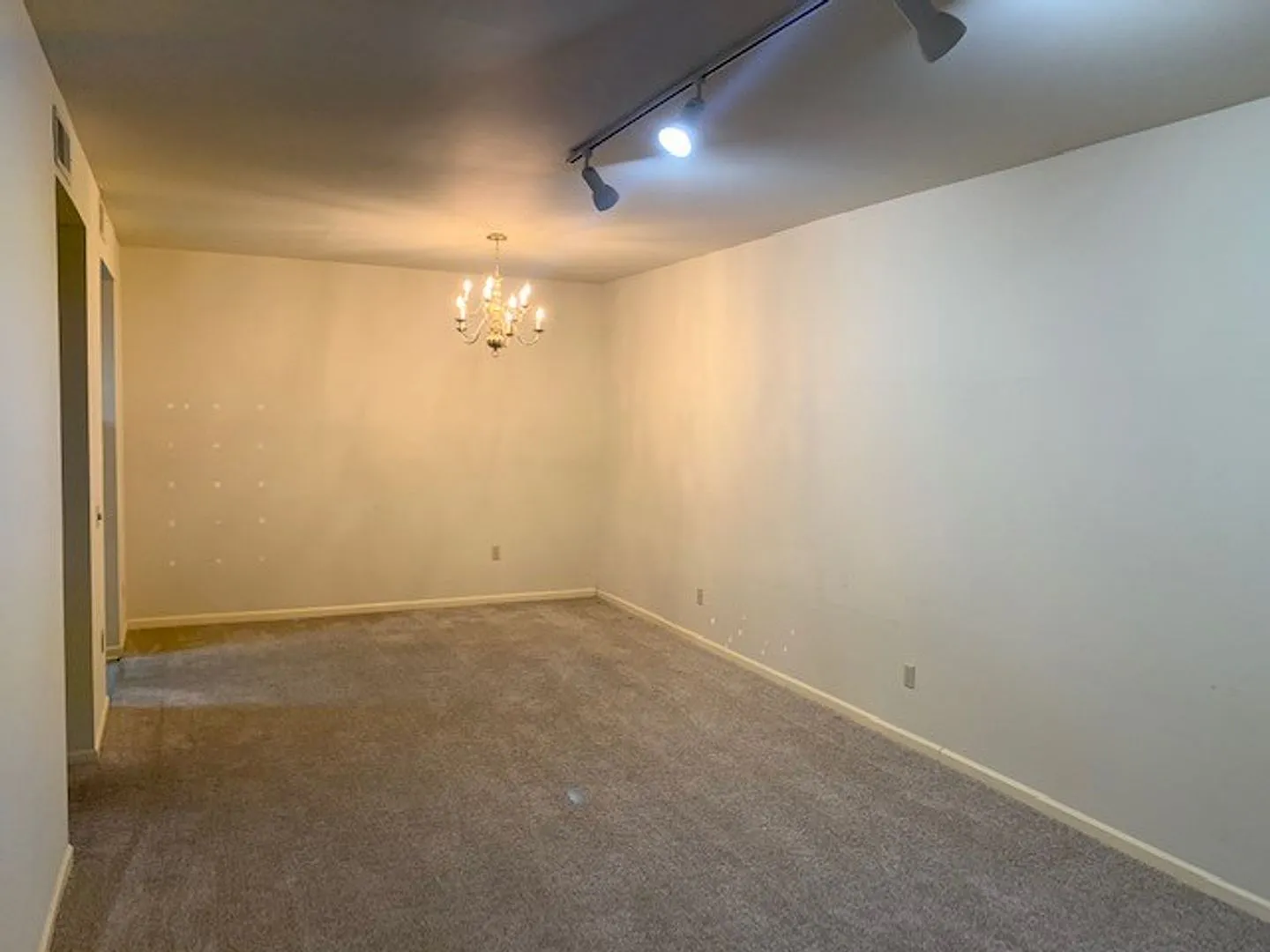 Spacious 2 Bed 2 Bath Hillsboro Village Apartment — Photo 3
