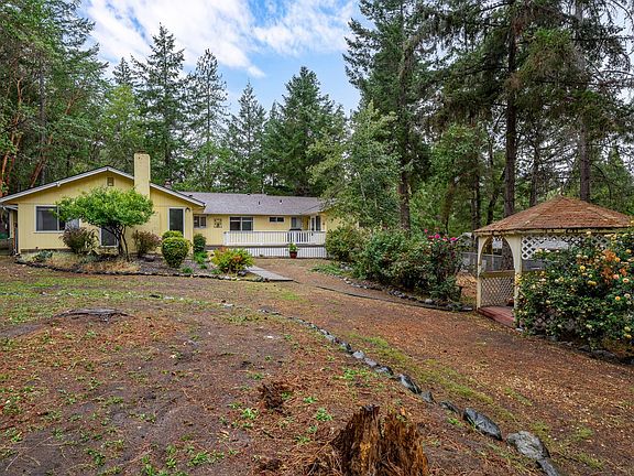 5th image of 310 Surrey Dr