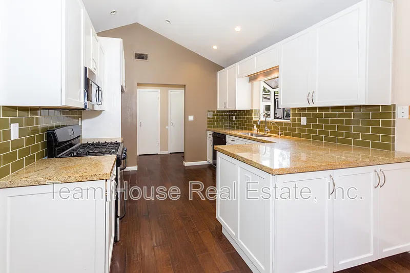 3 bed, 2.0 bath, 1250 sqft, $3,600 — Photo 3