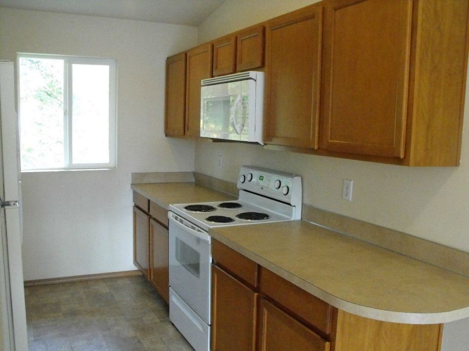 2nd image of 22223 Cedarview Dr E