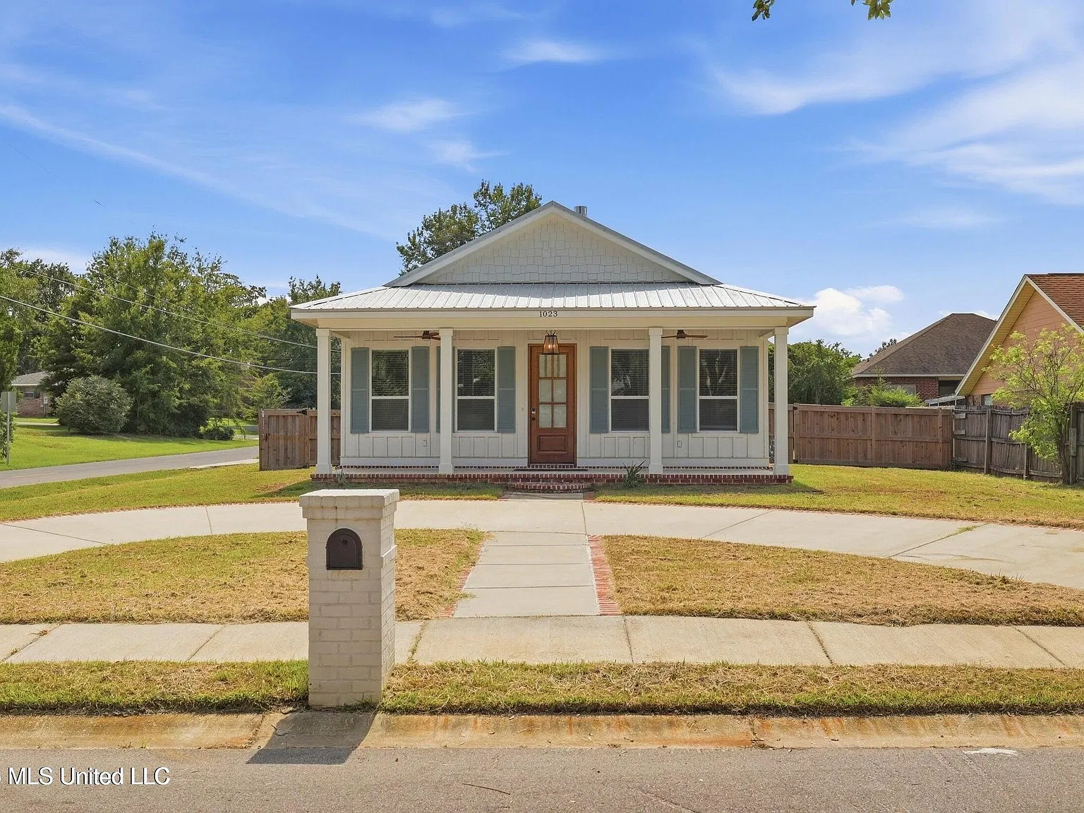 3 bed, 2.0 bath, 1498 sqft, $2,825 — Photo 2