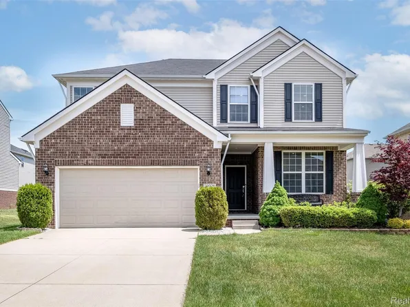 29926 Autumn Gold Dr, New Hudson, MI 48165