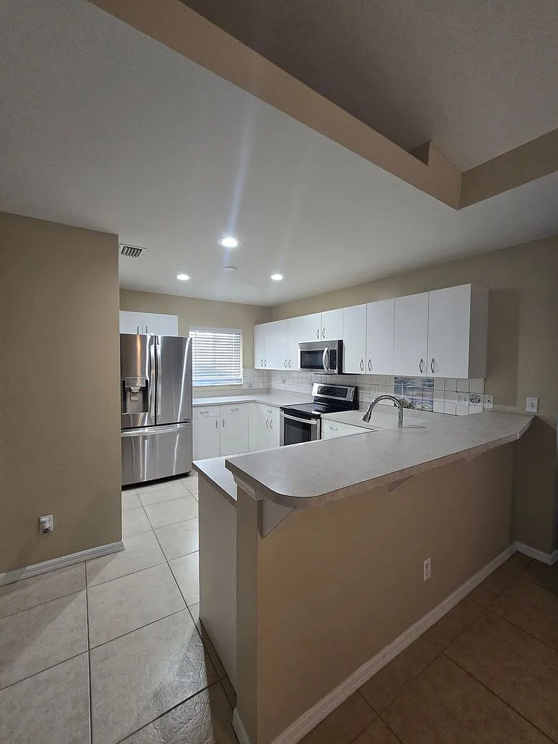 504 Trafalgar Pkwy — Photo 2