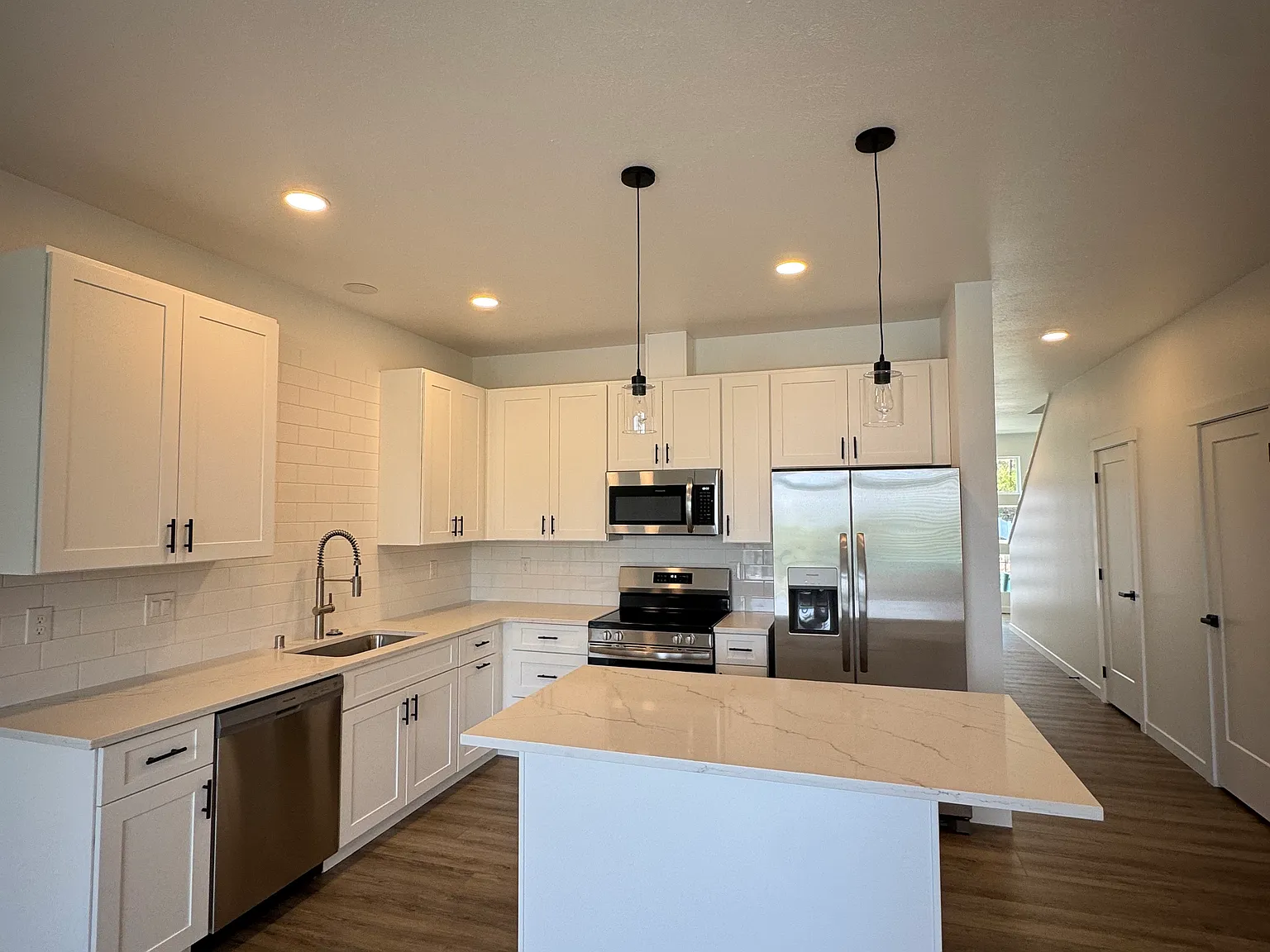 3 bed, 2.5 bath, 1414 sqft, $2,300 — Photo 2